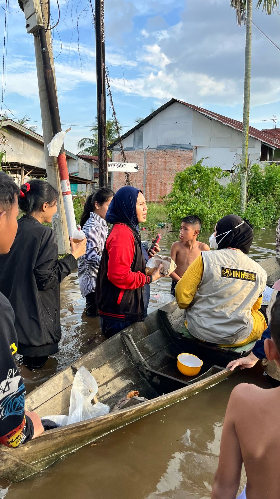 Penuhi Kebutuhan Puasa Korban Banjir Bogor, Sahabat Relawan INH Bagikan Takjil dan Paket Sahur